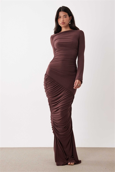 Скульптурное макси-платье с длинными рукавами и панелями шоколадного цвета артикул 155809724