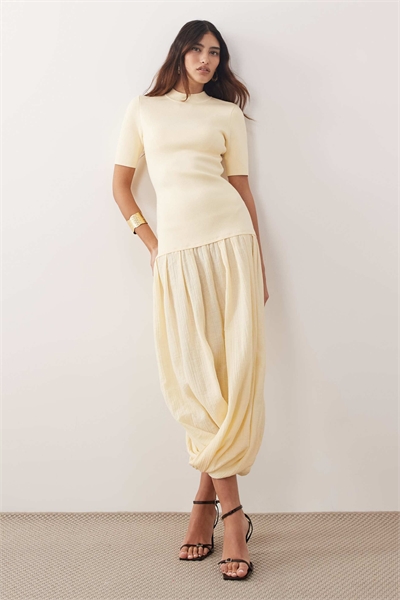 Трикотажное платье-миди с короткими рукавами цвета сливочного масла артикул 151999269