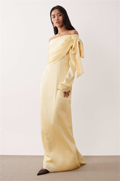 Атласное макси-платье с одним плечом и бантом артикул 153573319