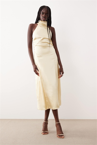 Атласное платье средней длины с высоким воротником и вырезом на спине артикул 153573316