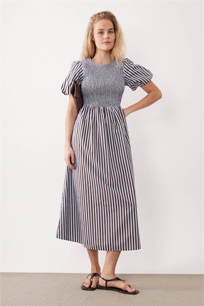 Платье средней длины с полосками и сборками артикул 155388046