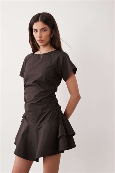 Мини-платье с короткими рукавами и завязкой на талии с рюшами артикул 155114017