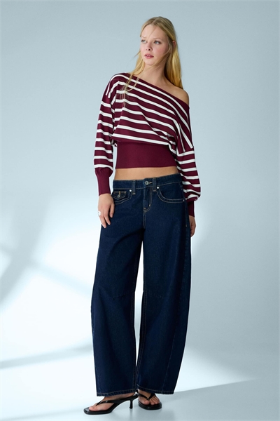 Свитер с асимметричным принтом на горловине артикул 156237924