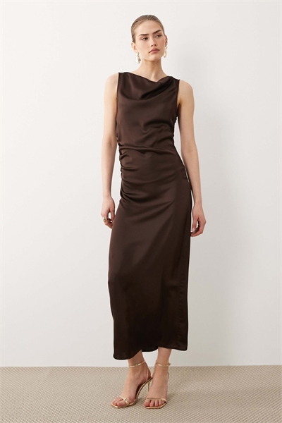 Атласное платье средней длины с воротником-хомутом артикул 154746596