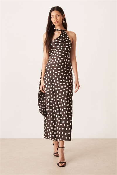 Атласное платье-миди с одним плечом, шарфом на шее и в горошек, коричневого цвета артикул 151417337