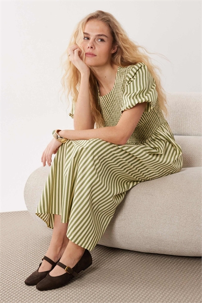 Платье средней длины с полосками и сборками артикул 155388047