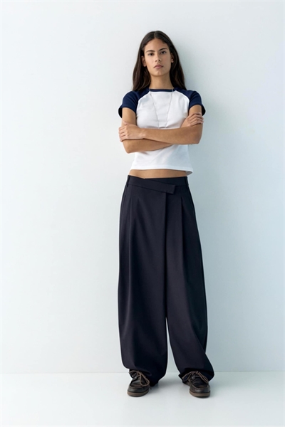 Элегантные брюки с перекрещивающейся линией талии артикул 155969381