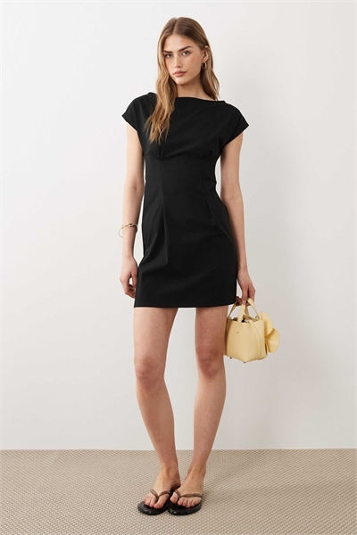 Мини-платье с лодочным вырезом артикул 155677114