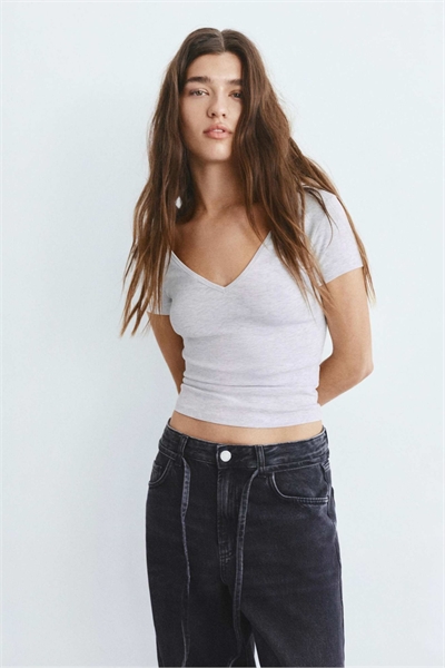 Футболка с V-образным вырезом артикул 155639552