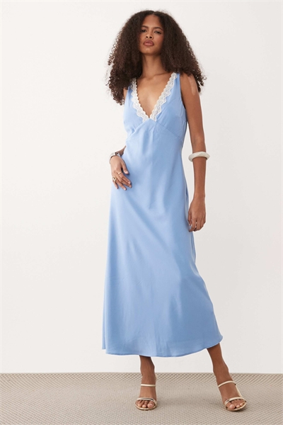 Макси-платье с V-образным вырезом, на подкладке и кружевной отделкой артикул 155637690