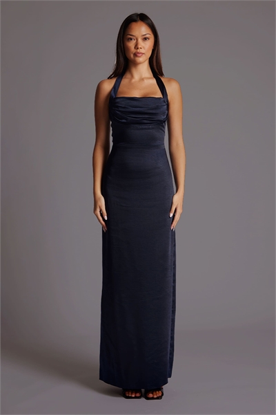 Макси-платье из атласа с капюшоном и завязками на шее артикул 155849053