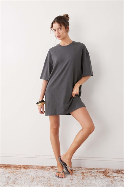 Платье-футболка свободного кроя артикул 155696892