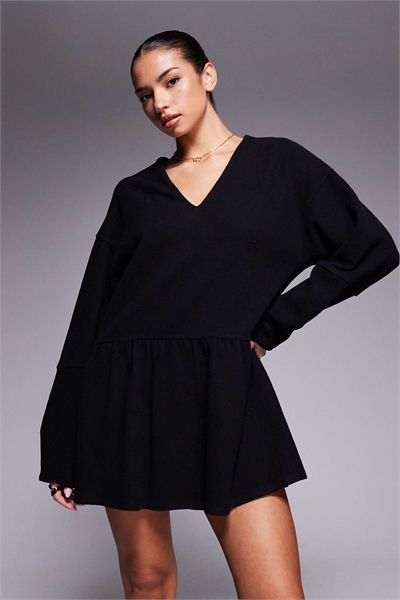 Мини-платье с V-образным вырезом и заниженной талией из сверхмягкой ткани артикул 149850020