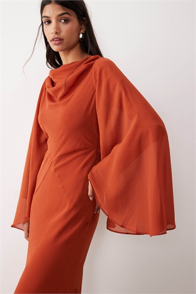 Макси-платье с драпировкой на спине и асимметричными рукавами артикул 148483642