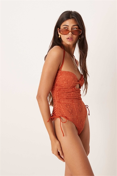 Купальник с вырезами в стиле «бродери» от Кайла артикул 151419328