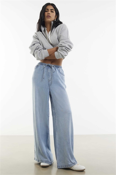 Джинсы из денима с завязкой на талии и широкими брючинами артикул 156014996