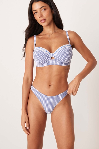 Бикини-трусики с высоким вырезом и клетчатым принтом артикул 150782818