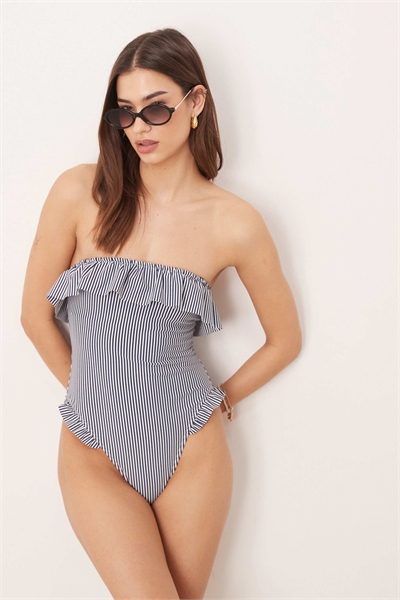 Купальник-бандо с алой полоской и оборками артикул 153408218