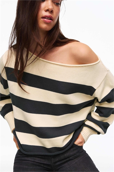 Свитер с лодочным вырезом артикул 156004648