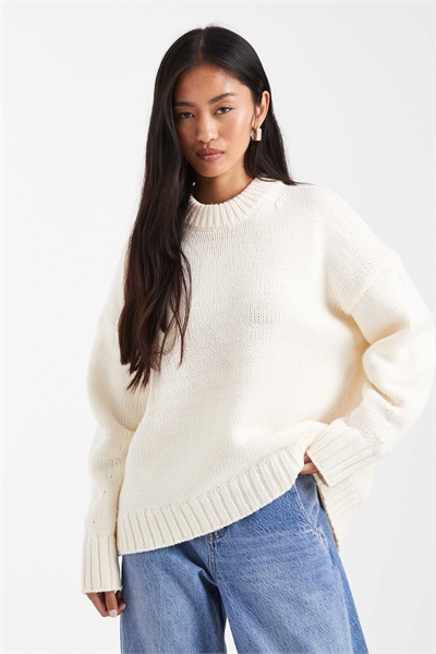 Свитер с широким вырезом и завышенной талией, с объемным кроем и закругленным низом артикул 142353054