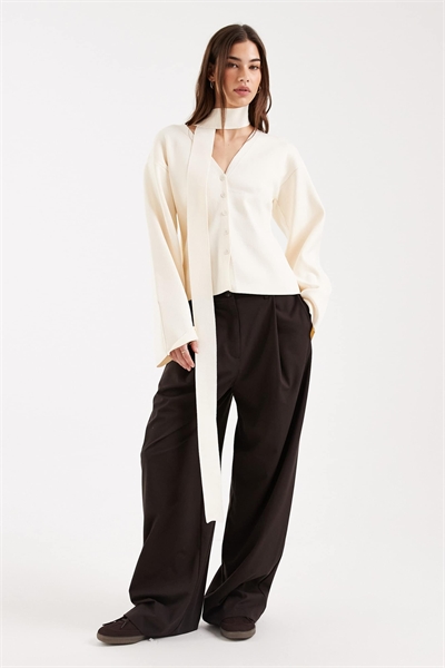 Вязаный кардиган с жесткой конструкцией и шарфом артикул 155116048