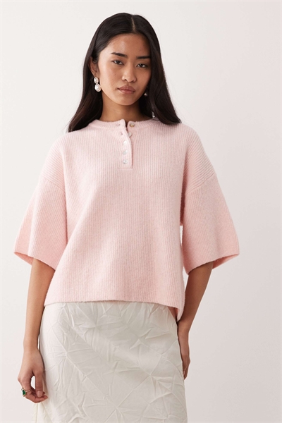 Пушистый трикотажный топ с пуговицами артикул 153573336