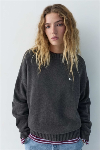 Свитер с вышивкой спереди артикул 156087398