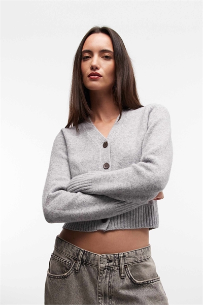 Укороченный вязаный кардиган с карманами артикул 154322691