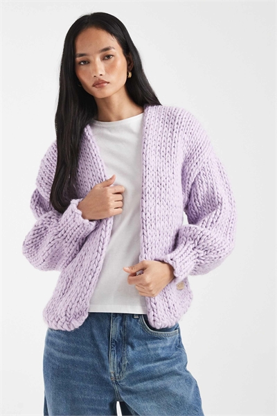 В коллекции «Love Me Later» представлен кардиган из шерсти, связанный вручную крупной вязкой, с заниженными плечами и рукавами-балонами артикул 153817007