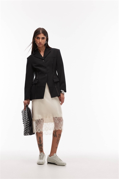 Блейзер с открытыми швами и зауженным кроем, с плечевыми накладками артикул 151345093