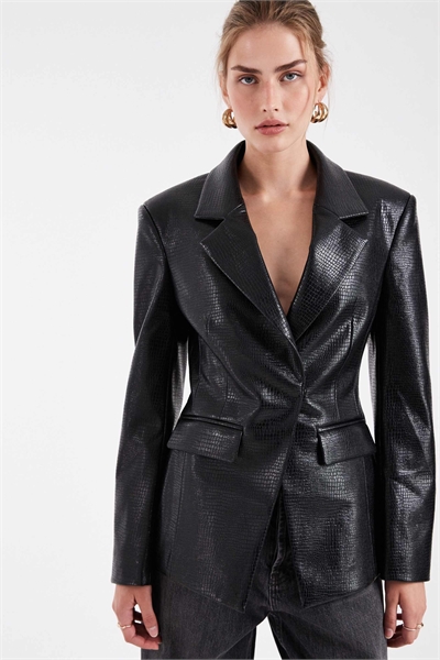 Блейзер из искусственной кожи под крокодил, скроенный по фигуре артикул 150344116