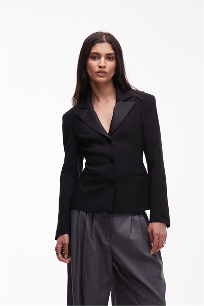 Блейзер с приталенным кроем и контрастными лацканами артикул 153654390