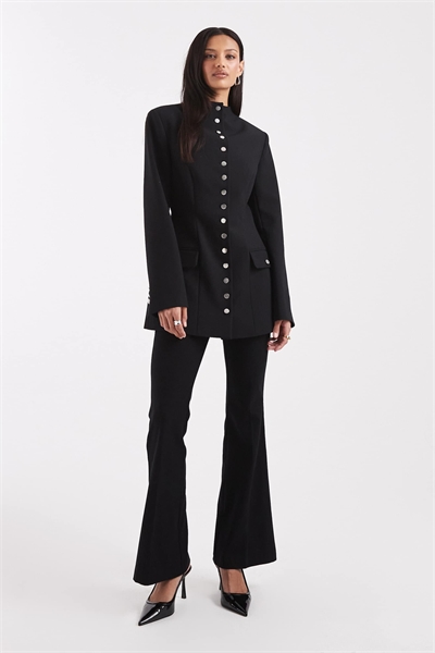 Блейзер с акцентом на пуговицах и приталенным кроем артикул 153593871