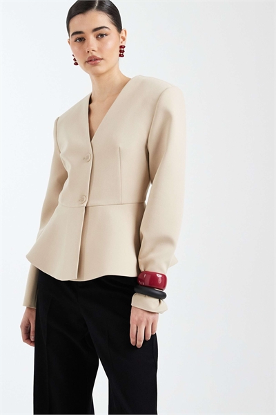 Блейзер с пеплумом и глубоким вырезом артикул 153919188