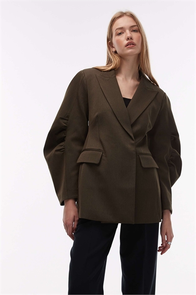 Блейзер с рукавами-коконами и вырезанным силуэтом артикул 152236361