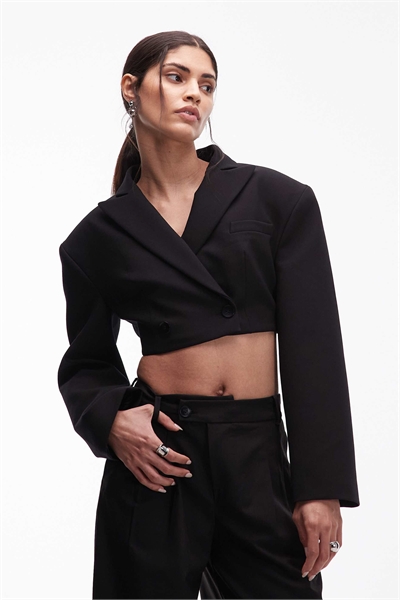 Короткий блейзер-смокинг прямого кроя с двойной застежкой артикул 153593661