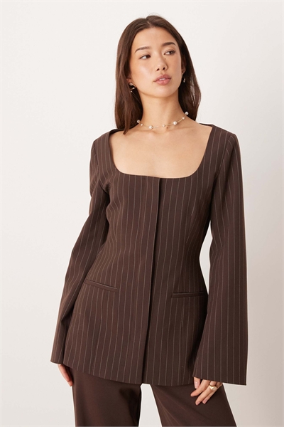 Блейзер с удлиненным квадратным вырезом артикул 153408235