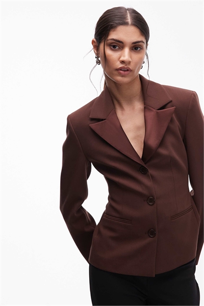 Блейзер с приталенным кроем и контрастными лацканами артикул 153654422