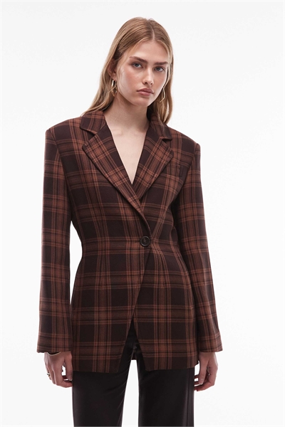 Блейзер с выразительной линией плеч артикул 153017745