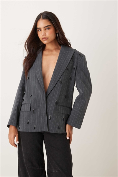 Блейзер свободного кроя с индивидуальным дизайном и декоративными элементами артикул 149278278