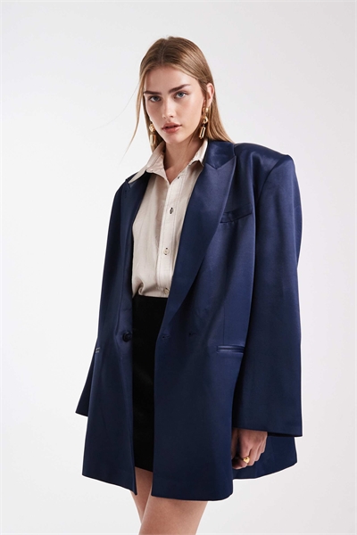 Атласный удлиненный блейзер свободного кроя артикул 151666324