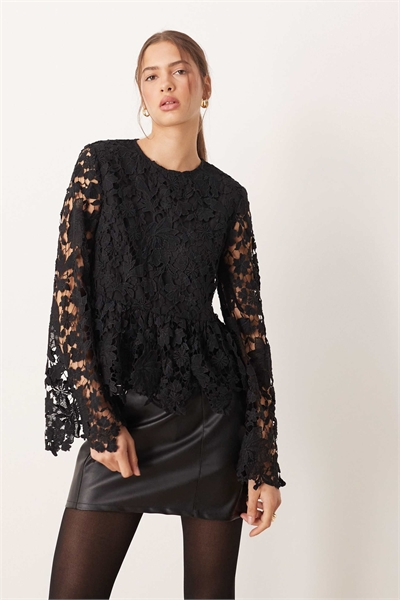 Топ с пеплумом и рукавами-колокольчиками из цветочного кружева артикул 153375431