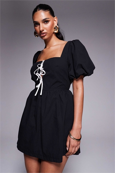 Комбинезон из смешанной хлопковой ткани с буфчатыми рукавами, контрастной завязкой спереди и открытой спинкой от Maelle артикул 140137402