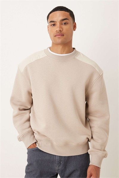 Свитер свободного кроя с круглым вырезом и вставками артикул 151781850