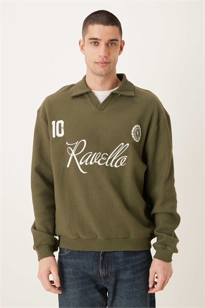 Свитшот свободного кроя с воротником-поло и ребристым манжетами, с принтом на груди артикул 154235182