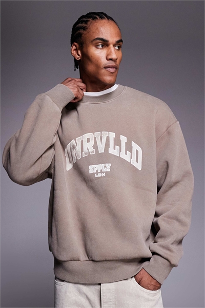 Свитшот свободного кроя с круглым вырезом и эффектом потертости, украшенный принтом артикул 155312056