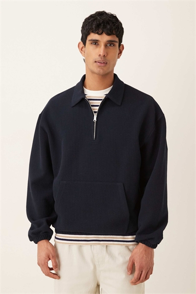 Поло свободного кроя с фактурной текстурой и полузастежкой-молнией артикул 155335719