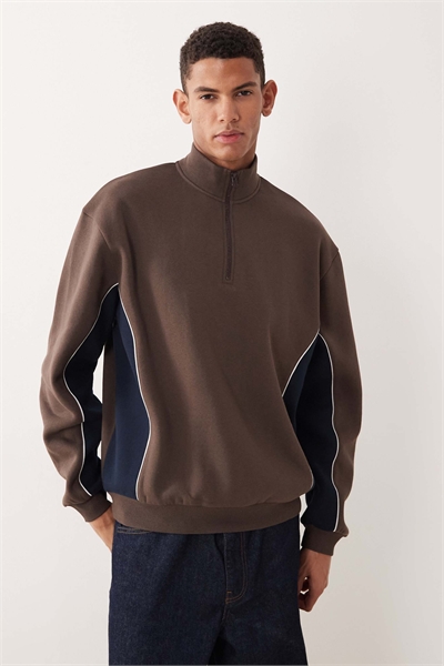 Свободная толстовка с полузастежкой-молнией и вставками из отдельных кусков ткани артикул 153725874