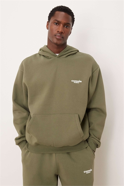 Свободная толстовка с капюшоном и принтом на груди цвета пыльного оливкового артикул 153285454