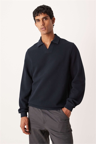 Футболка с фактурной тканью и вырезом артикул 151222331